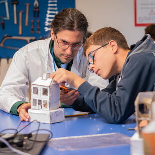 Experiencias Sobresalientes | Hamelin-Laie International School - 04 - Feature Cards Pattern - Creativity and Culture