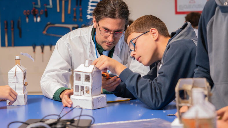 Hamelin-Laie International School | Barcelona | Nord Anglia - Feature Cards Pattern