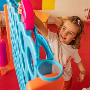 Condicions d’admissió de la Hamelin-Laie International School - Feature Cards Pattern