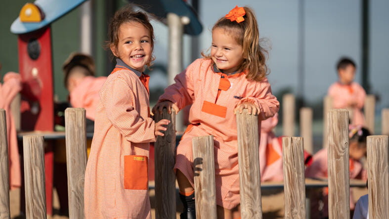 Hamelin-Laie International School | Barcelona | Nord Anglia - Feature Cards Pattern