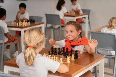 Pla d’estudis Primària | Hamelin-Laie International School - Feature Cards Pattern 1