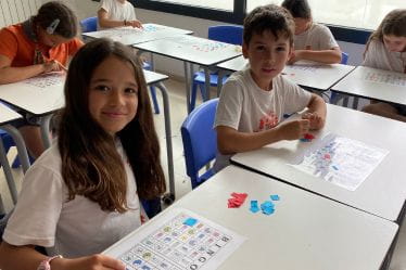 Pla d’estudis Primària | Hamelin-Laie International School - Feature Cards Pattern 1