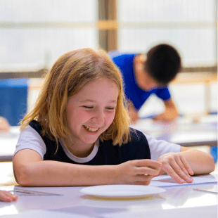 Summer Camps in Barcelona | Hamelin-Laie International School Barcelona - Feature Cards Pattern